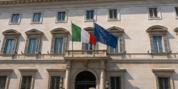 Palazzo storico italiano con bandiere italiana ed europea, simbolo di opportunità di investimenti immobiliari pubblici