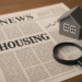 Modellino di casa, lente d’ingrandimento e giornale con notizie immobiliari
