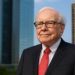 Warren Buffett in primo piano con grattacieli sullo sfondo, simbolo della finanza globale