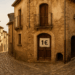 Casa in vendita a 1 euro in un borgo storico italiano con strada in ciottoli e architettura tradizionale