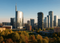 Skyline orizzontale di Milano con grattacieli e natura urbana, rappresentazione del mercato immobiliare di Milano