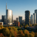 Skyline orizzontale di Milano con grattacieli e natura urbana, rappresentazione del mercato immobiliare di Milano