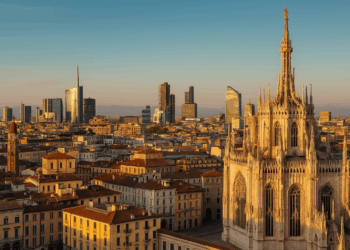 Comprare casa a Milano: panorama al tramonto con Duomo e skyline moderno di CityLife e Porta Nuova